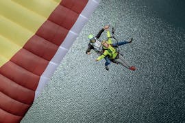 Den Flug über den See genießen während des Tandem Paragliding über dem Achensee im Rofangebirge mit Fly Achensee