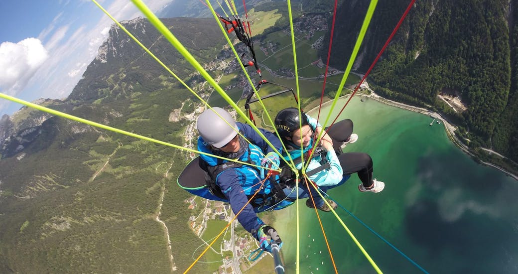 Über den See fliegend mit Fly Achensee während des Action Tandem Paragliding über dem Achensee in Maurach