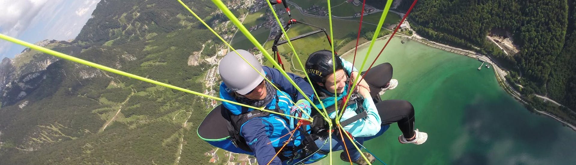 Über den See fliegend mit Fly Achensee während des Tandem Paragliding über dem Achensee - Bergwelt