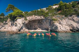 Kayaks cerca de la costa durante el kayak de mar de Dubrovnik a la isla de Lokrum con Swim Break con Adventure Dalmatia Dubrovnik.