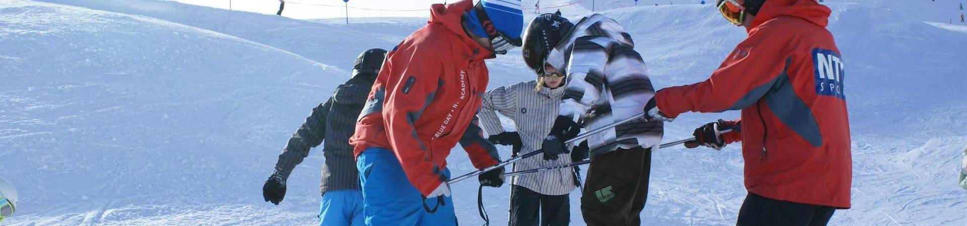 Een kind leert tijdens de kinderskilessen "NTC Freestyle Camp" (9-16 jaar) de basis van het freestyle skiën van twee instructeurs van NTC Skischule Oberstdorf.