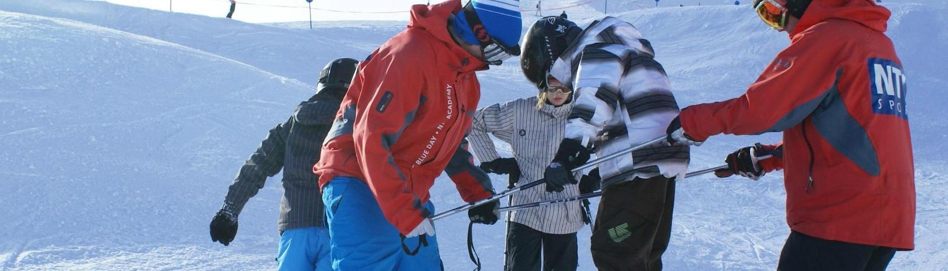 Een kind leert tijdens de kinderskilessen "NTC Freestyle Camp" (9-16 jaar) de basis van het freestyle skiën van twee instructeurs van NTC Skischule Oberstdorf.