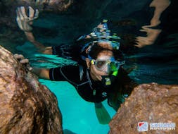 Foto van een vrouw tijdens het snorkelen in Porto Cristo met Skualo Diving Watersports Mallorca.