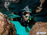 Foto de una mujer mientras hace snorkel en Porto Cristo con Skualo Diving Watersports Mallorca.
