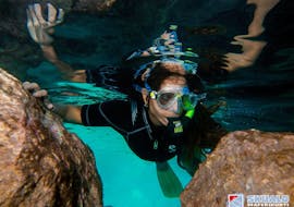 Bild einer Frau beim Schnorcheln in Porto Cristo mit Skualo Diving Watersports Mallorca.