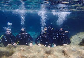 Photo d'un groupe en pleine plongée d'exploration en bateau depuis Porto Cristo avec Skualo Diving Watersports Mallorca.