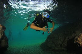 Immagine di un uomo durante il corso di immersione subacquea per principianti PADI Scuba Diver con Skualo Diving Watersports Mallorca.