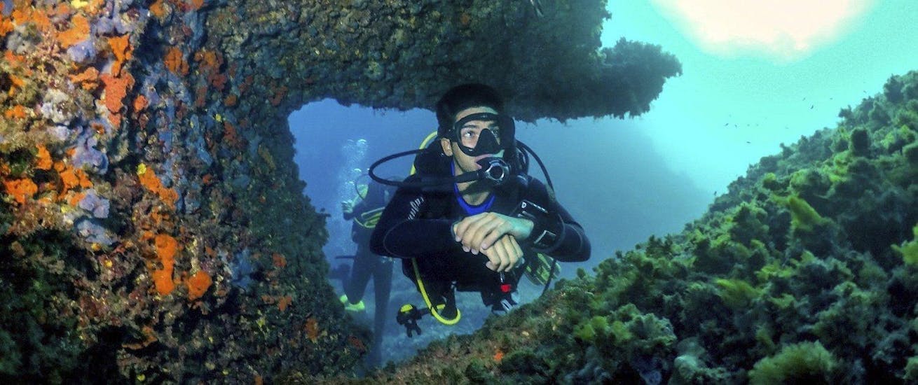 Immagine di un uomo che segue un corso di immersione subacquea per principianti PADI Scuba Diver con Skualo Diving Watersports Mallorca.