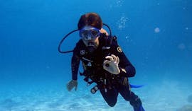 Picture of a man during the scuba diving course for beginners of PADI Open Water Diver with Skualo Diving Watersports Mallorca.