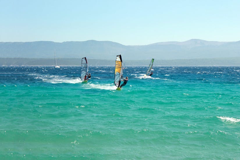 Lezioni di windsurf a Borak Beach da 8 anni.