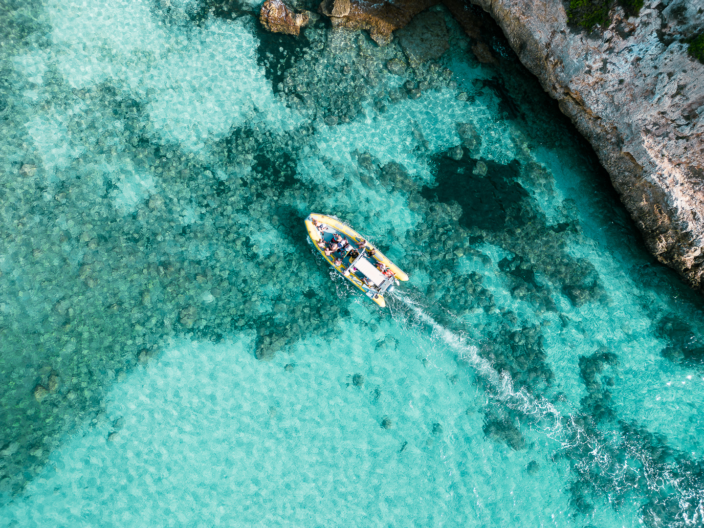 Les majestueuses falaises surplombant la mer que vous pouvez admirer lors de la balade en bateau aux Virgin Coves depuis Porto Cristo avec Skualo Diving Watersports Mallorca.