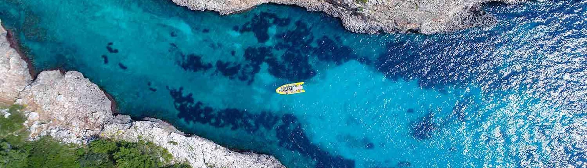Bild des Bootes, das für den Bootsausflug zu den Jungfernbuchten von Porto Cristo mit Skualo Diving Watersports Mallorca verwendet wird.
