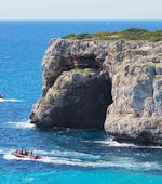 Die majestätischen Klippen über dem Meer, die Sie während der Bootstour zu den Jungfernbuchten ab Porto Cristo mit Skualo Diving Watersports Mallorca bewundern können.