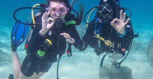 Baptême de plongée à Gozo, Malte avec Blue Waters Dive Cove Gozo Baptême de plongée à Gozo, Malte avec Blue Waters Dive Cove Gozo.