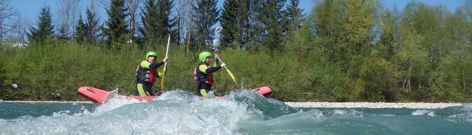 Twee personen in een kano raft tijdens Kano Rafting op de Iller rivier in Blaichach met Outdoorzentrum Allgäu.