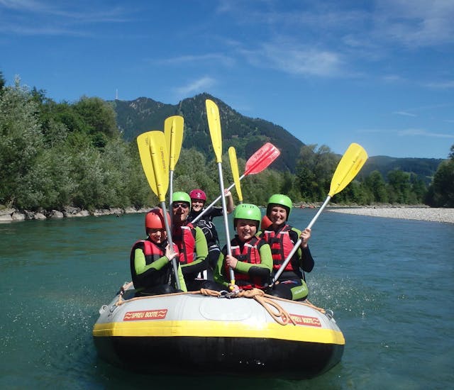 A group in a boat during Rafting on the Iller Rivier in Blaichach for Kids & Families with Outdoorzentrum Allgäu.