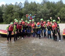A full group of participants during rafting on the Iller River in Blaichach for Kids & Families with Outdoorzentrum Allgäu.