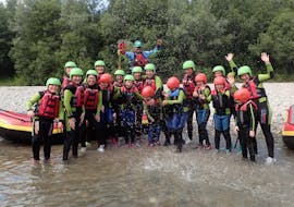 A full group of participants during rafting on the Iller River in Blaichach for Kids & Families with Outdoorzentrum Allgäu.