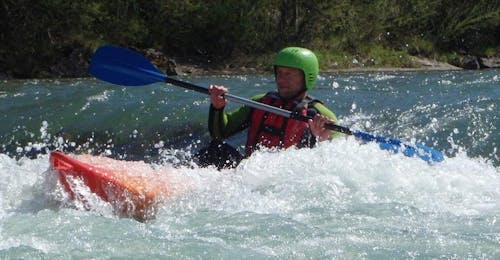 Zit-op-top Kayak Tour op de Iller Rivier met Outdoorzentrum Allgäu. Een persoon die van een kleine waterval gaat tijdens de zit-op-top Kayak Tour op de Iller Rivier met Outdoorzentrum Allgäu.