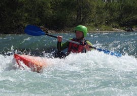 Een persoon die van een kleine waterval gaat tijdens de zit-op-top Kayak Tour op de Iller Rivier met Outdoorzentrum Allgäu.