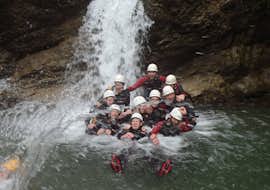 Canyoning im Allgäu für Anfänger mit dem Outdoorzentrum Allgäu. Eine Gruppe im Wasser beim Canyoning im Allgäu für Einsteiger mit dem Outdoorzentrum Allgäu.