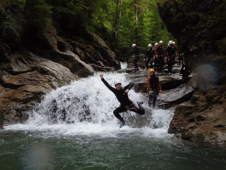 A group beginners standing on rocks during canyoning in Allgäu for Beginners with Outdoorzentrum Allgäu.