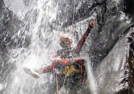 Sportliche Canyoning-Tour in Ribeira Grande mit Fun Activities Azores Adventures.