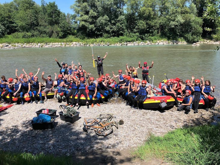 A full group of participants during rafting on the Iller River for Groups with Outdoorzentrum Allgäu.