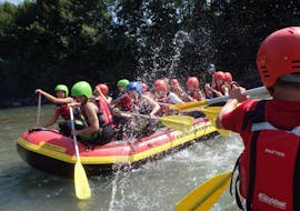 A full group of participants during rafting on the Iller River for Groups with Outdoorzentrum Allgäu.