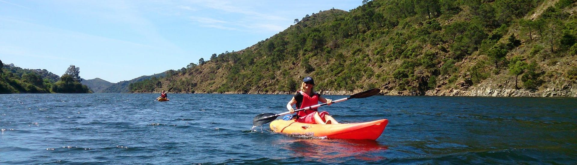 Vista de una persona haciendo Kayak en el lago Istán en Marbella con Team4You Marbella.