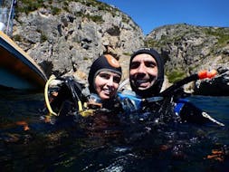 Two friends in the water during a short break at the trial diving course for beginners with Haliotis Sesimbra.