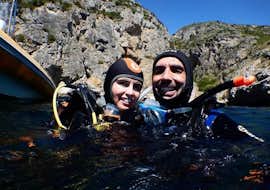 Schnuppertauchen für Anfänger in Sesimbra mit Haliotis Sesimbra Zwei Freunde im Wasser bei einer kurzen Pause beim Schnuppertauchkurs für Anfänger mit Haliotis Sesimbra.