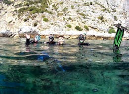 Freunde im Wasser haben Spaß bei einem Schnorchelausflug mit Haliotis Sesimbra.