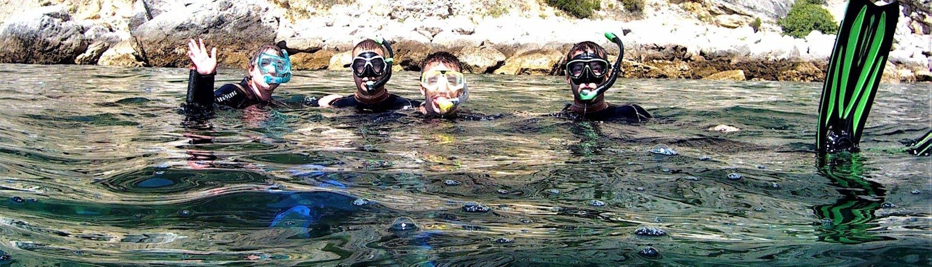 Friends in the water having fun on a snorkelling trip with Haliotis Sesimbra.