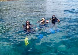 Geführte Bootstauchgänge in Sesimbra mit Haliotis Sesimbra Drei Freunde im Wasser bei einem geführten Bootstauchgang mit Haliotis Sesimbra.