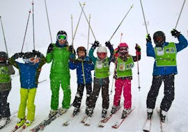 Des enfants s'amusent pendant les cours de ski pour enfants (9-16 ans) - niveau avancé avec un moniteur de ski accueillant de l'école Alpin Skischule Oberstdorf.
