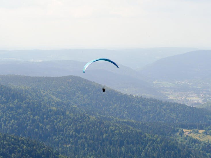 Tandem Paragliding über den Bergen mit onair Paragliding Center Tirol während des Tandem Paragliding vom Neunerköpfle - Klassikflug.