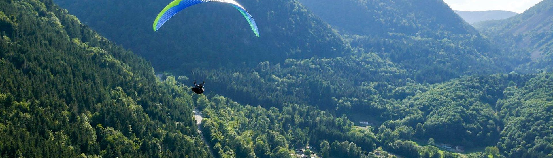 Ein Tandem Paraglider gleitet über die Berge während des Tandem Paragliding von der Jöchelspitze - Thermikflug mit onair Paragliding Center Tirol.