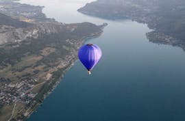 Vue de la montgolfière lors d'un vol en ballon au-dessus du lac d'Annecy avec Aero Mountains Annecy.