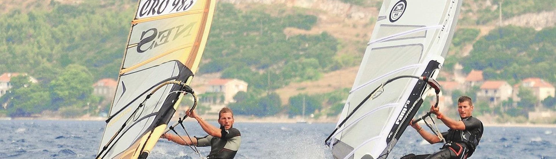 Cours de windsurf à Korčula (town) (dès 7 ans).
