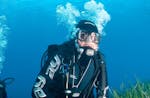 Ein Taucher ist für seinen ersten Tauchgang unter Wasser in Saint-Tropez während des Schnuppertauchens vom Boot mit European Diving School.