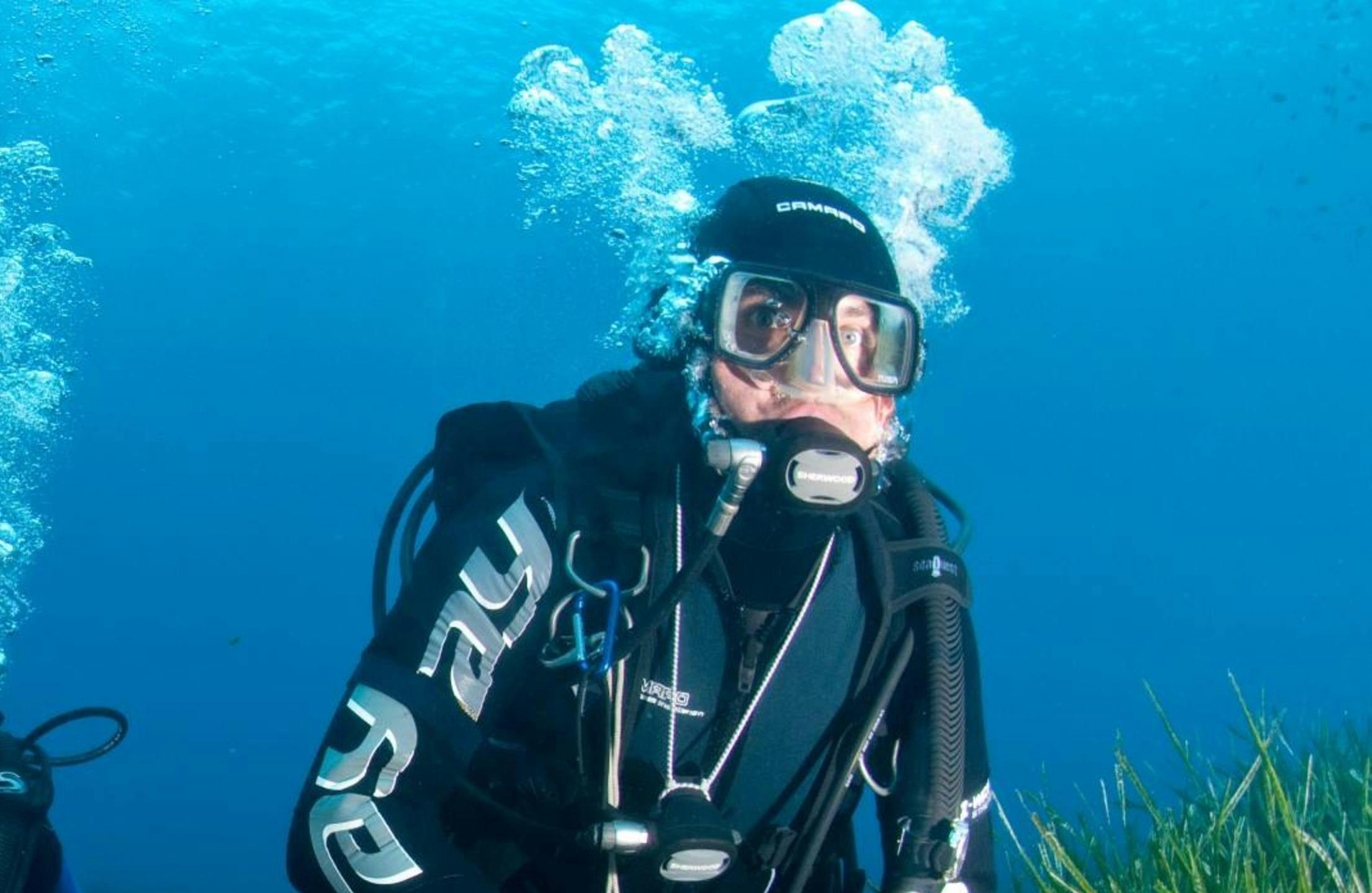 Baptême de plongée à Saint-Tropez avec European Diving School Saint-Tropez Un plongeur est sous l'eau pour son baptême de plongée à Saint-Tropez avec European Diving School.