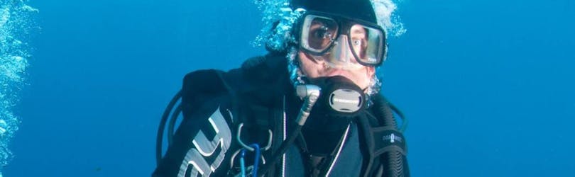 Un plongeur est sous l'eau pour son baptême de plongée à Saint-Tropez avec European Diving School.