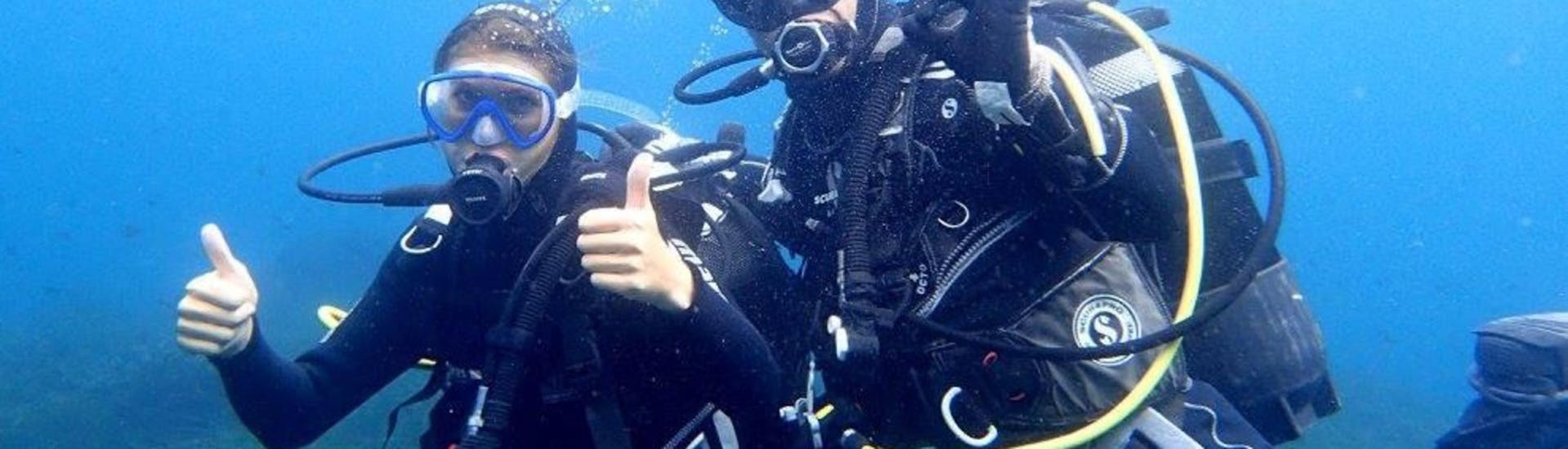 Deux plongeurs sont sous l'eau pour le Baptême de Plongée à Hyères avec European Diving School.