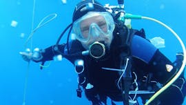 Un plongeur est sous l'eau pour son cours de Plongée "PADI Scuba Diver" à Saint-Tropez avec European Diving School.
