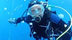 Ein Taucher ist für seinen Tauchkurs "PADI Scuba Diver" unter Wasser in Saint-Tropez mit European Diving School.
