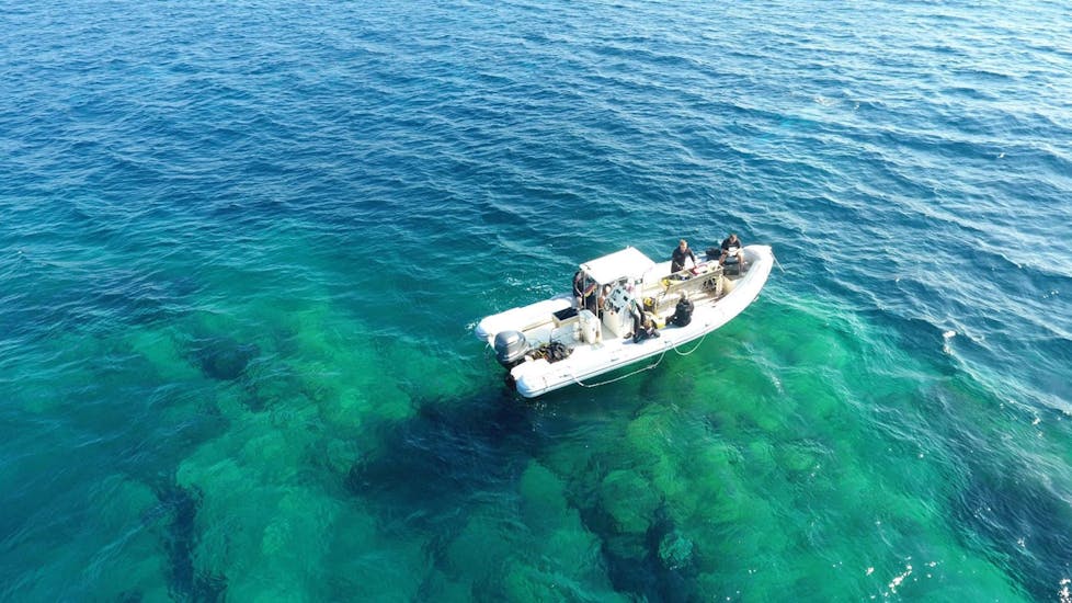 The boat is at sea because of a Scuba Diving Course "PADI Scuba Diver" in St Tropez with European Diving School.