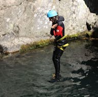 Ein Canyoning-Enthusiast springt beim Canyoning "Classic" in einen natürlichen Pool - Canyon Aéro Besorgues mit Les Intraterrestres.