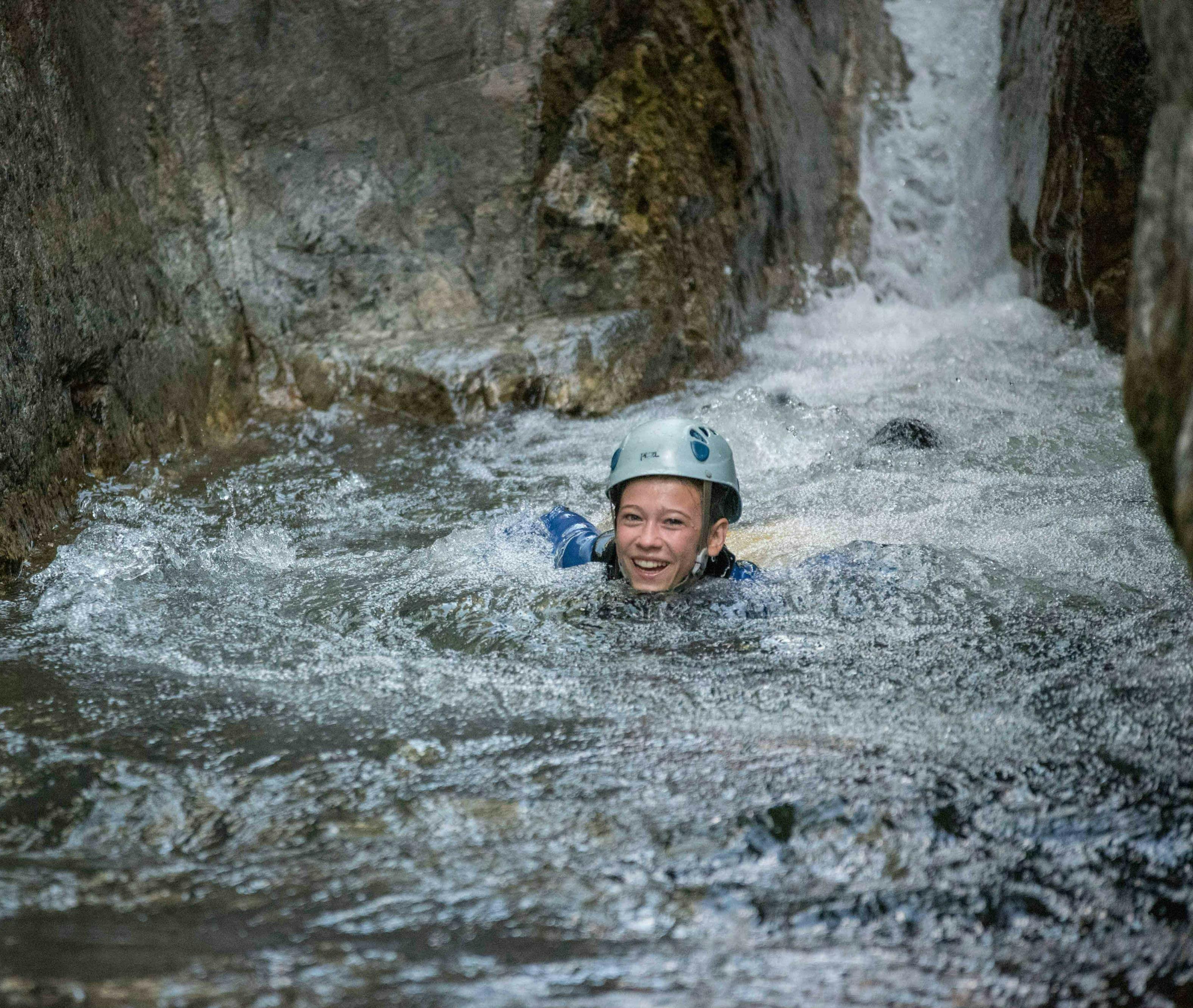 Riviertrekking in de Basse Besorgues-kloof in de Ardèche met Les Intraterrestres Ardèche Een canyoning-liefhebber zwemt in een natuurlijk zwembad tijdens hun River Trekking for Families - Canyon de la Basse Besorgues met Les Intraterrestres.