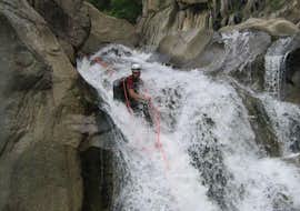 Canyoning in de Haut Chassezac Canyon in de Ardèche - Sportieve dag met Les Intraterrestres Ardèche Een canyoning-liefhebber is aan het abseilen tijdens hun Canyoning "Sporty Day" - Canyon du Haut Chassezac met Les Intraterrestres.